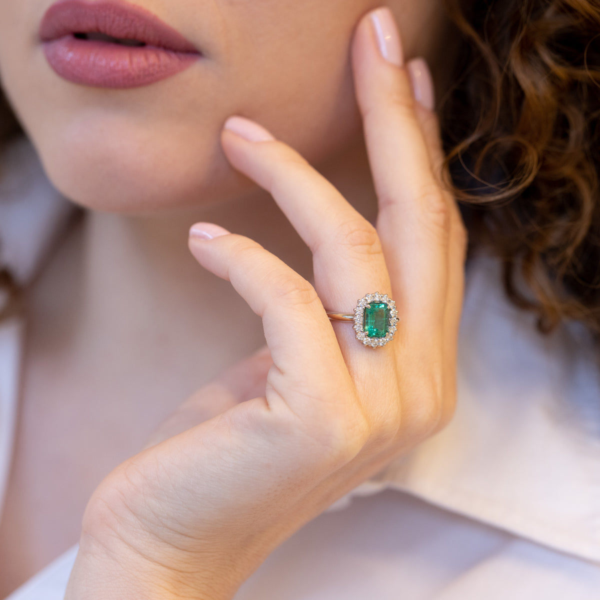 Anello in Oro Bianco 18KT con Smeraldo Forma Emerald e contorno di Diamanti