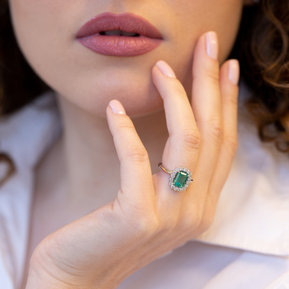 Anello in Oro Bianco 18KT con Smeraldo Forma Emerald e contorno di Diamanti