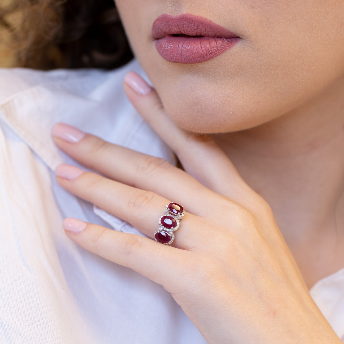 Anello Trilogy in Oro Bianco 18KT con Rubini Forma Ovale e Diamanti