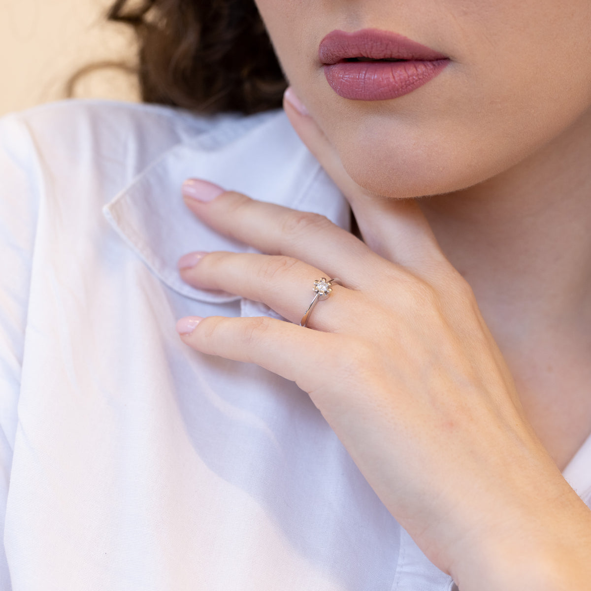 Anello Solitario Forma Margherita In Oro Bianco 18 Kt E Diamante