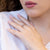 Anello Solitario In Oro Bianco 18 Kt Con Diamante E Griffa In Pavé