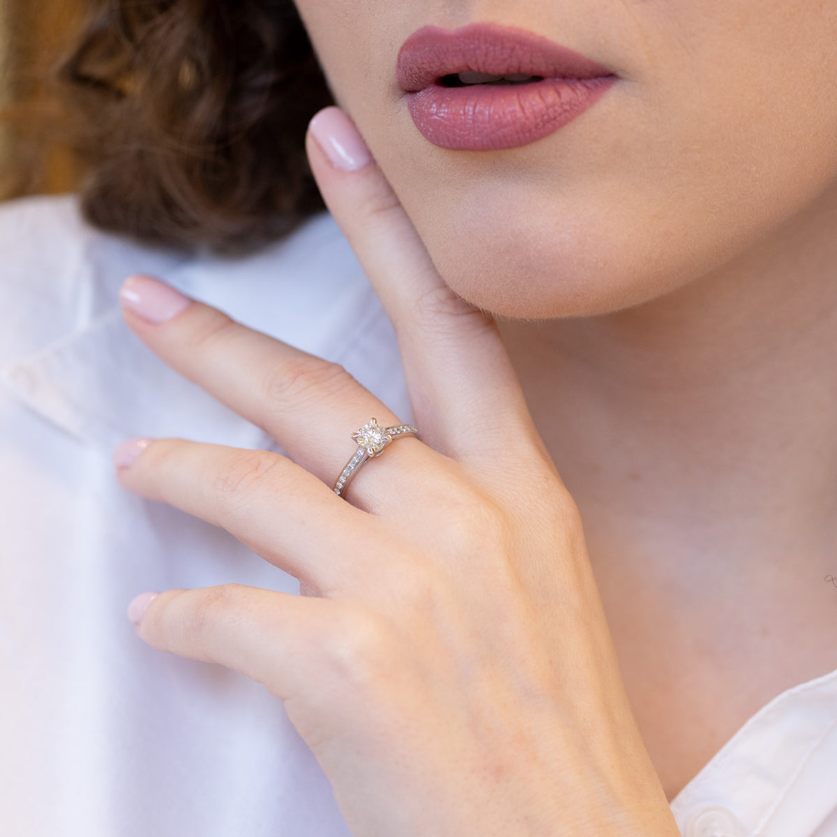 18K White Gold Solitaire Ring With Central Diamond And Side Pavè