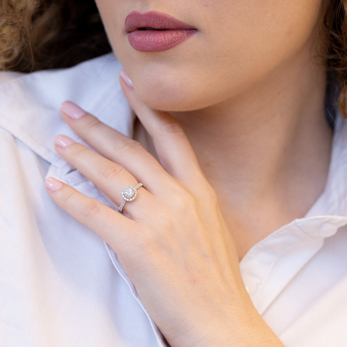 18Kt White Gold Solitaire Ring With Central Diamond And Diamond Row