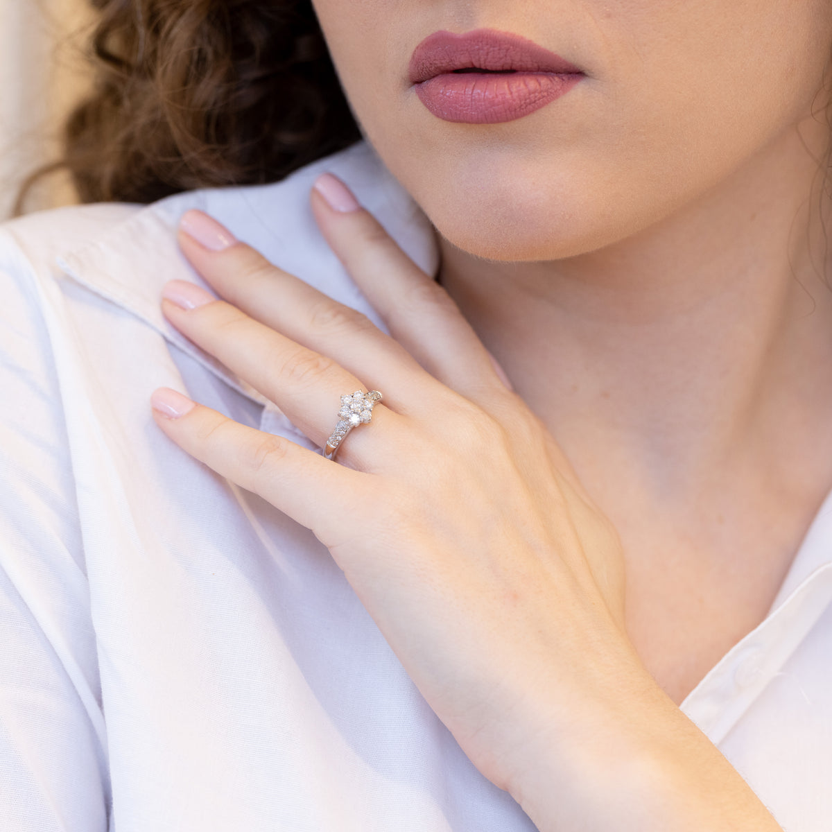 Anello Solitario In Oro Bianco 18 Kt Con Fiore In Pavé Di Diamanti