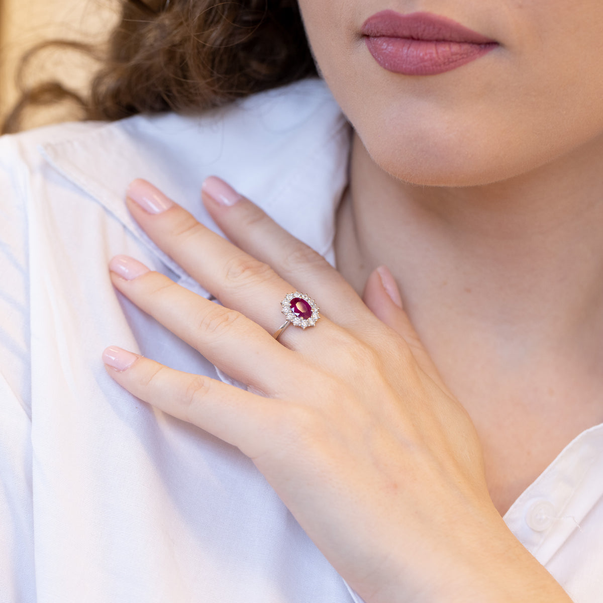 Anello In Oro Bianco 18 Kt Con Rubino Ovale E Giro Di Diamanti