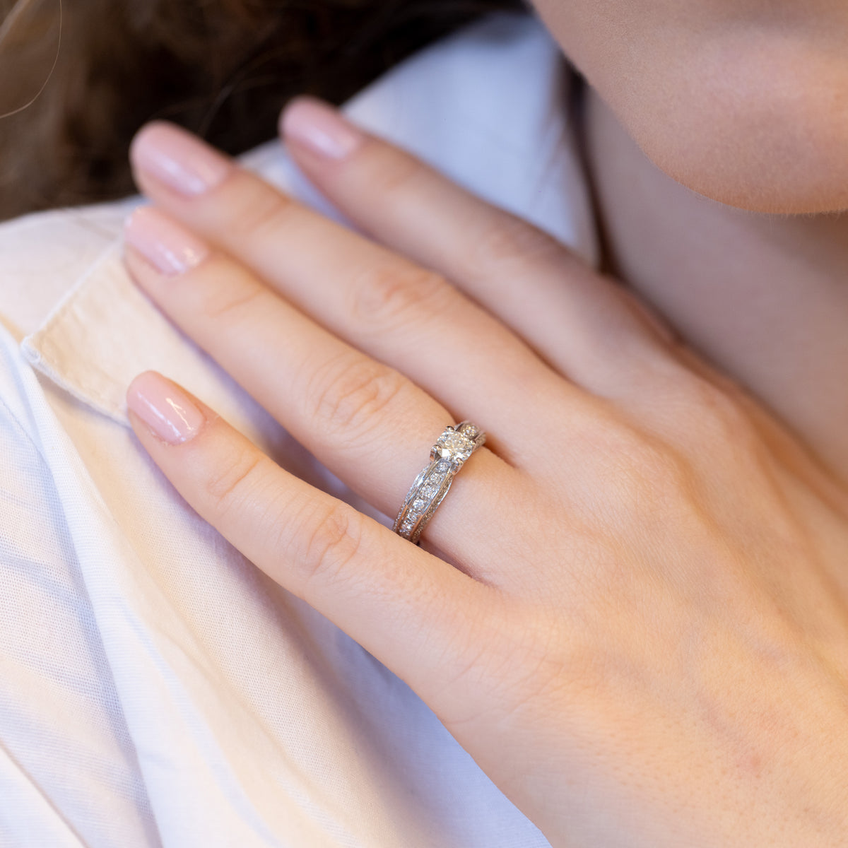 18K White Gold Solitaire Ring With Central Stone And Pavé Setting