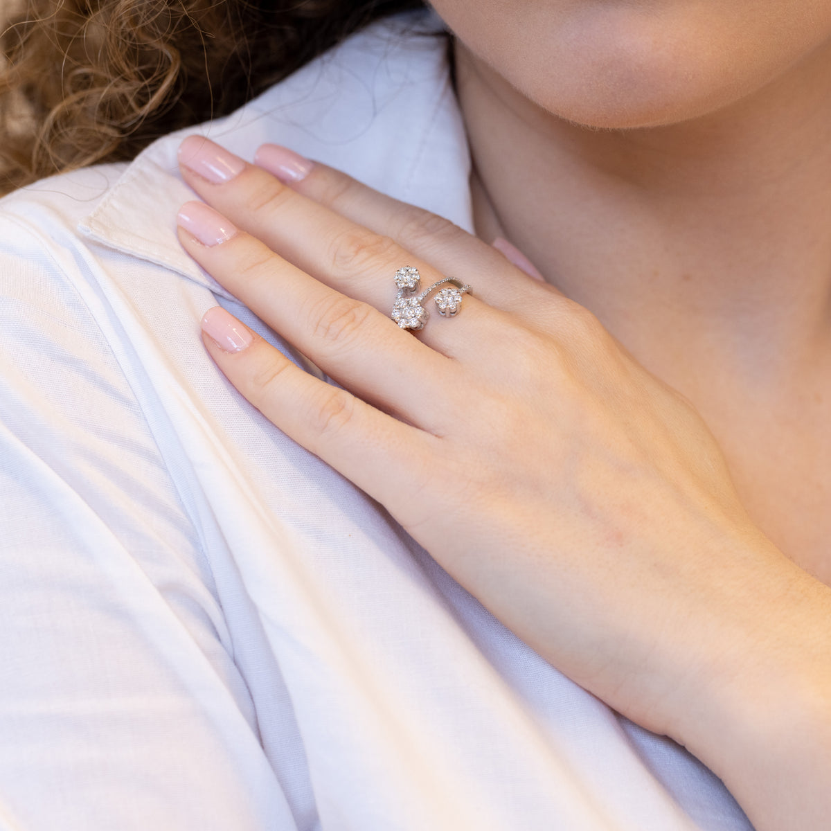 18kt White Gold Fantasy Ring With Trilogy Of Flowers In Diamond Pavé