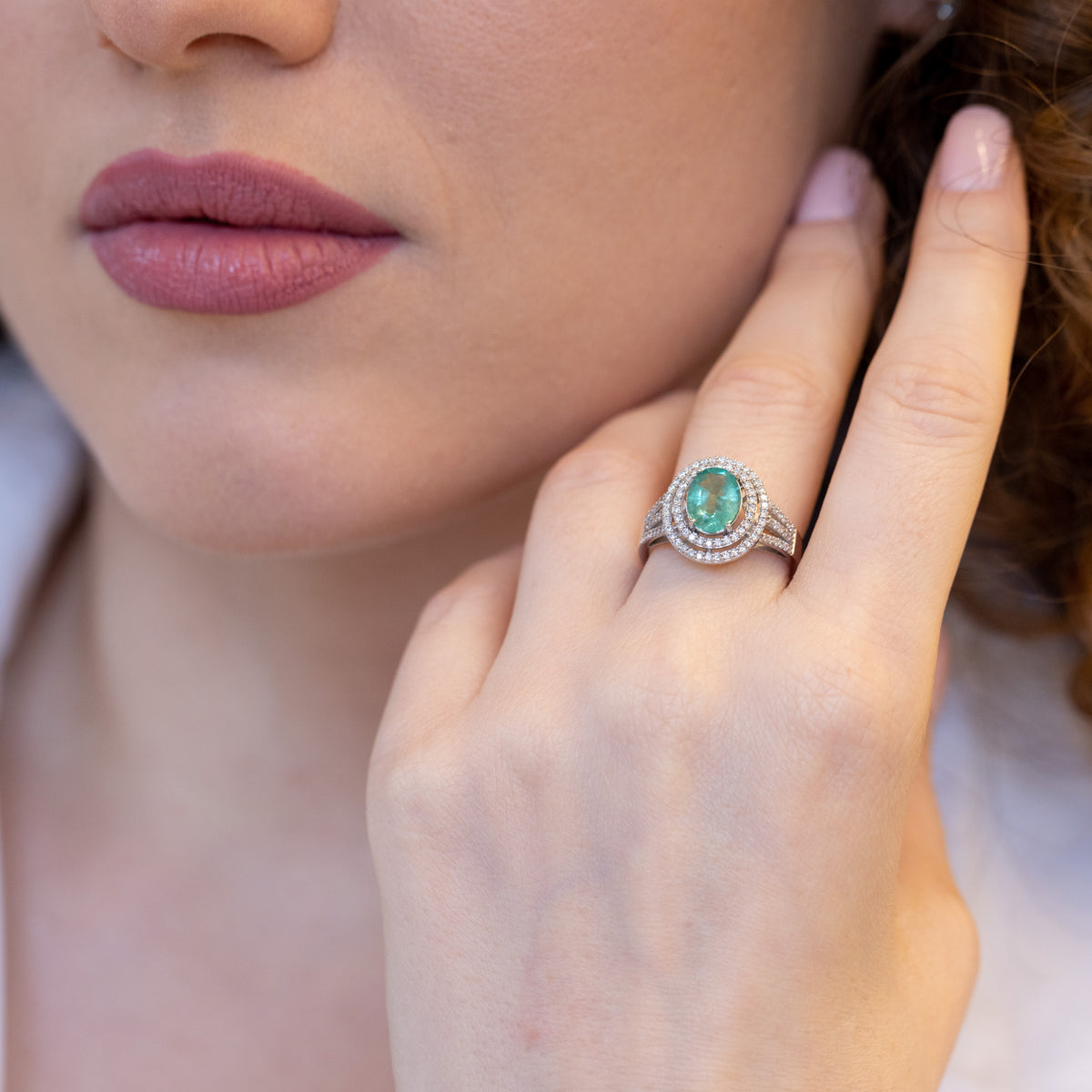 Anello in Oro Bianco 18 KT con Smeraldo Forma ovale e doppio giro di Diamanti