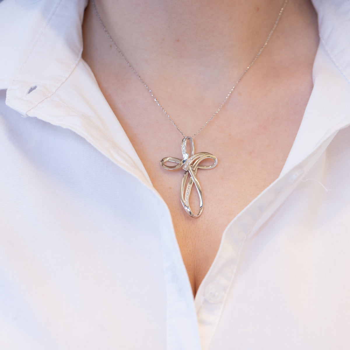 Collana in oro bianco 18 kt con croce in diamanti