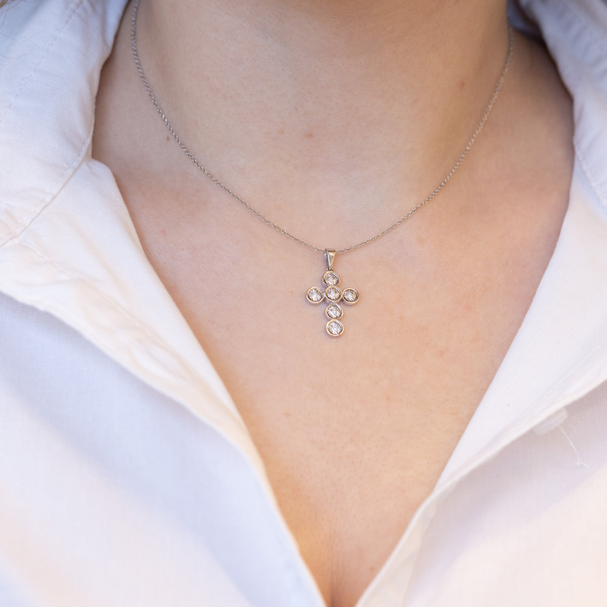 Collana in oro bianco 18 kt con croce in diamanti
