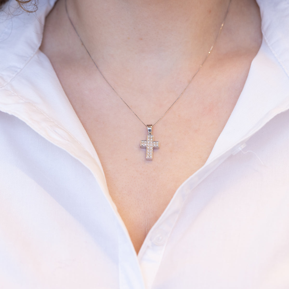 Collana in oro bianco 18 kt con croce in diamanti