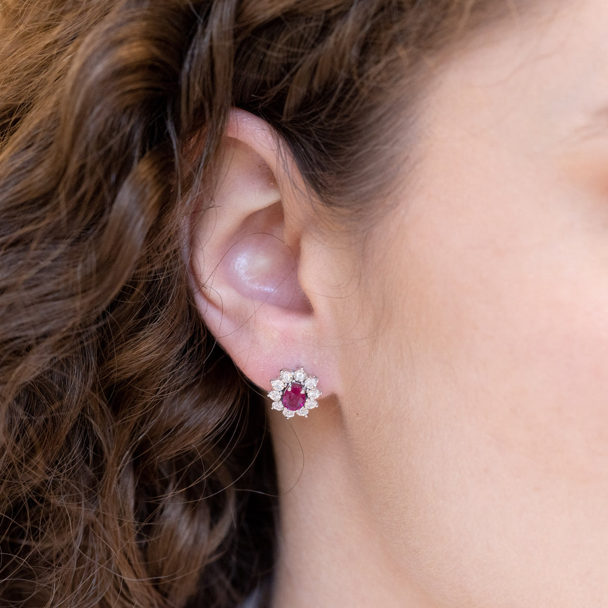 Orecchini Oro Bianco 18KT con Rubini Forma Ovale e Diamanti