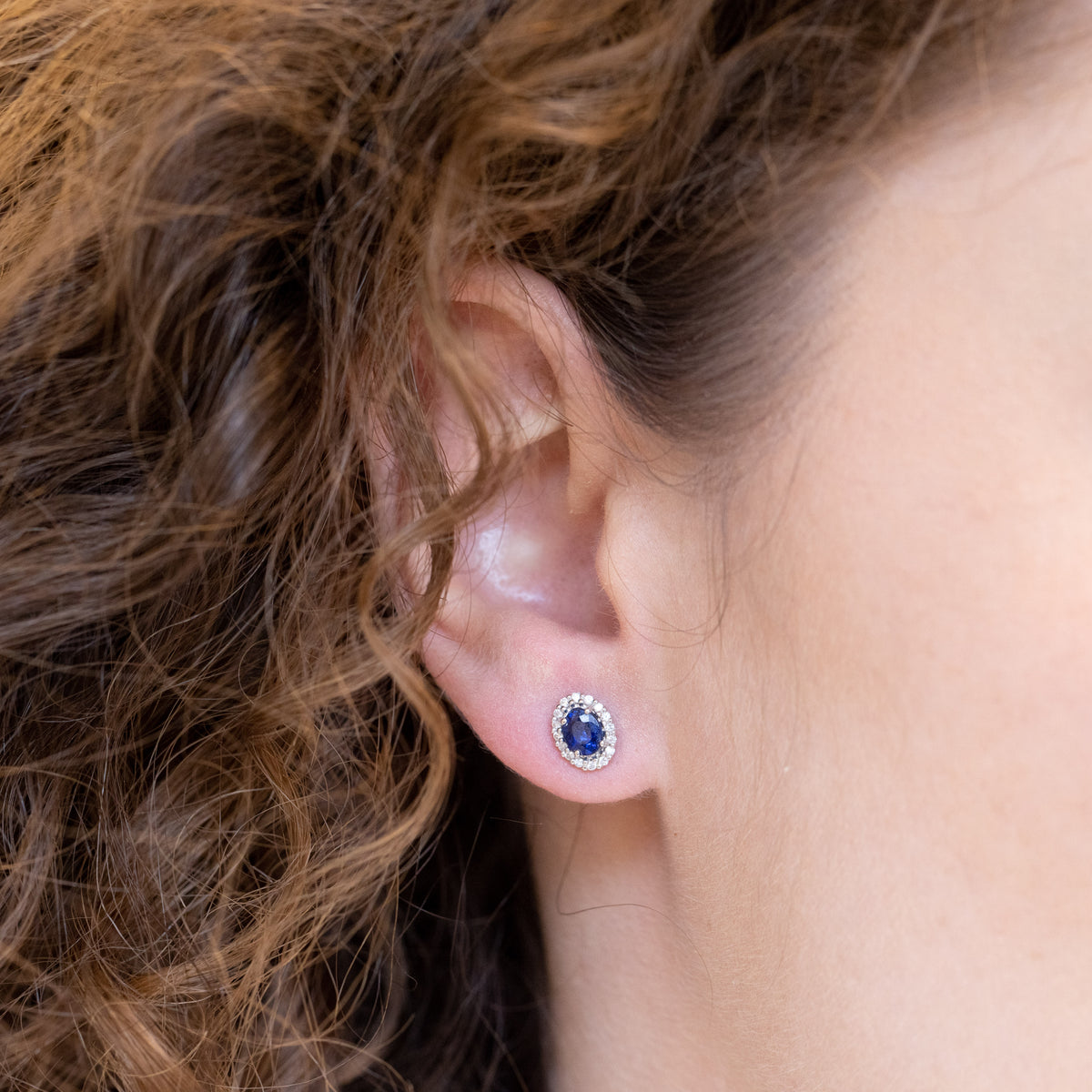 Orecchini in oro bianco 18 kt con zaffiri e giro di diamanti