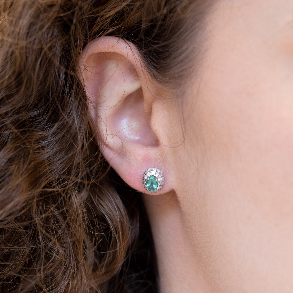 Orecchini in oro bianco 18 kt con smeraldi e doppio giro di diamanti