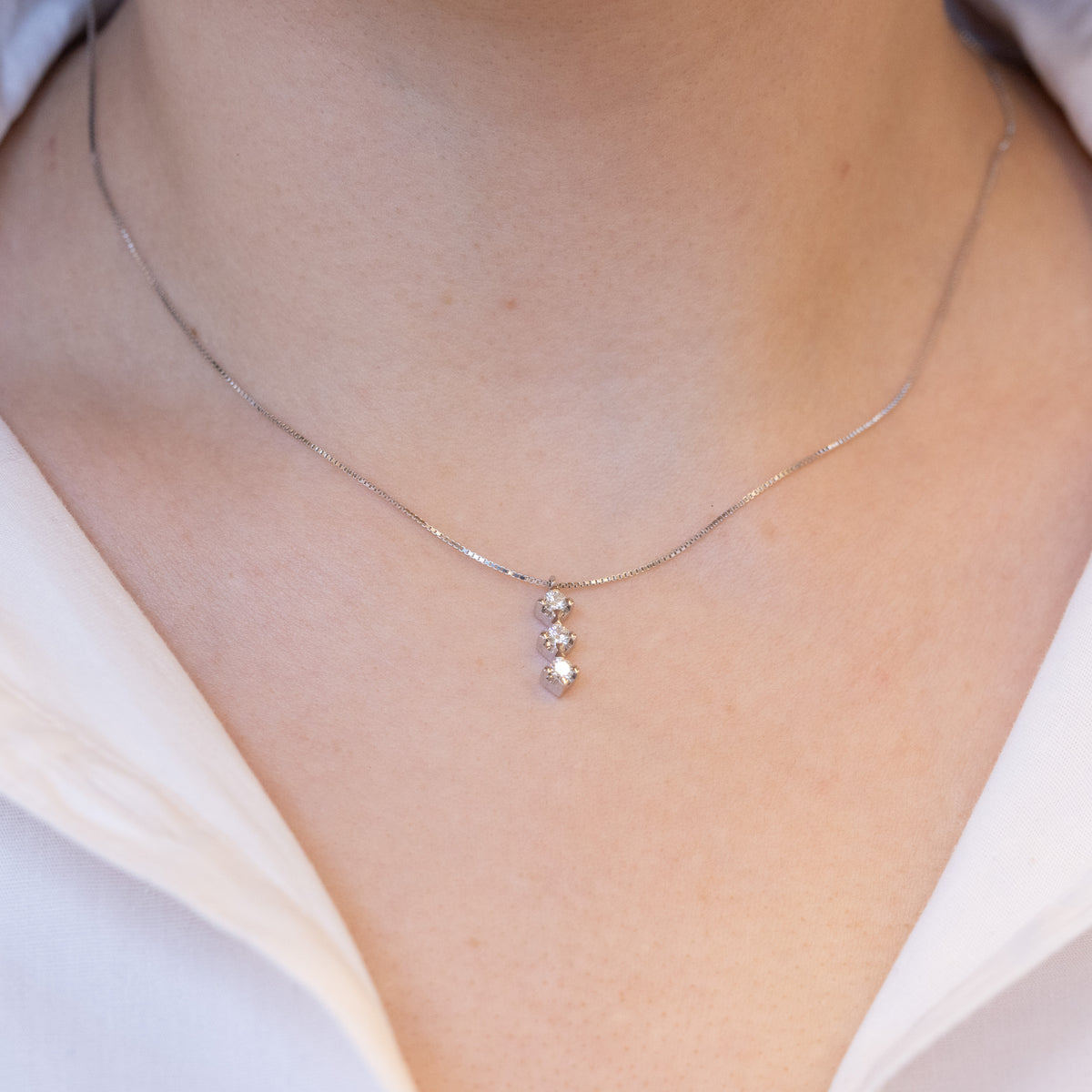 18kt white gold necklace with diamond trilogy