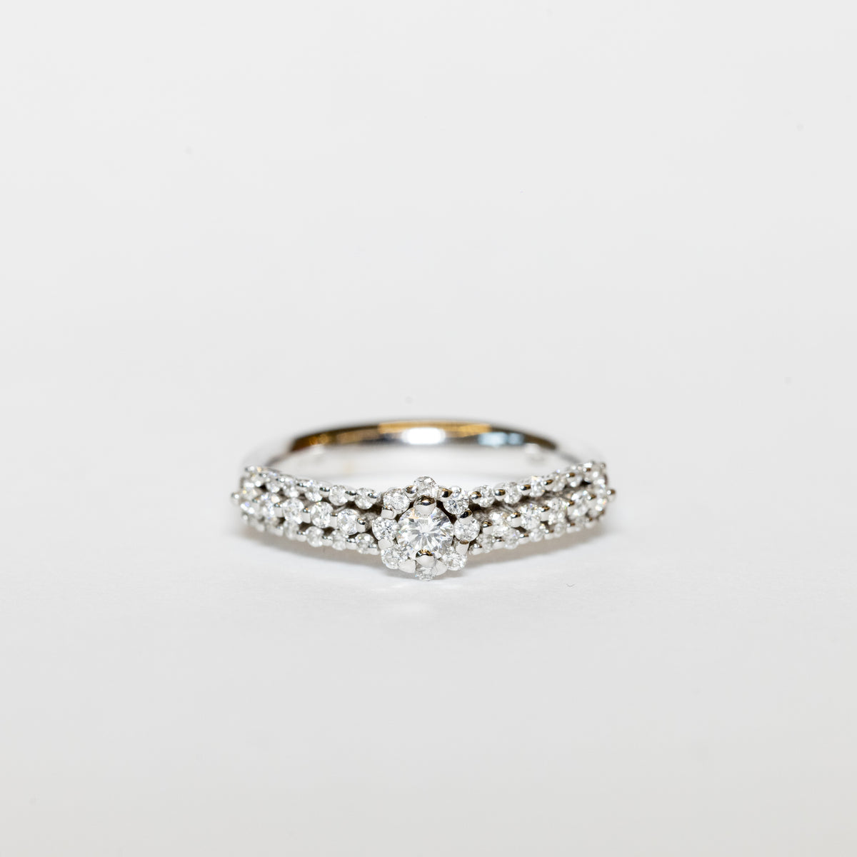 18KT GOLD DIAMOND BAND RING WITH CENTRAL DIAMOND TOTAL CARAT 0.57 CT