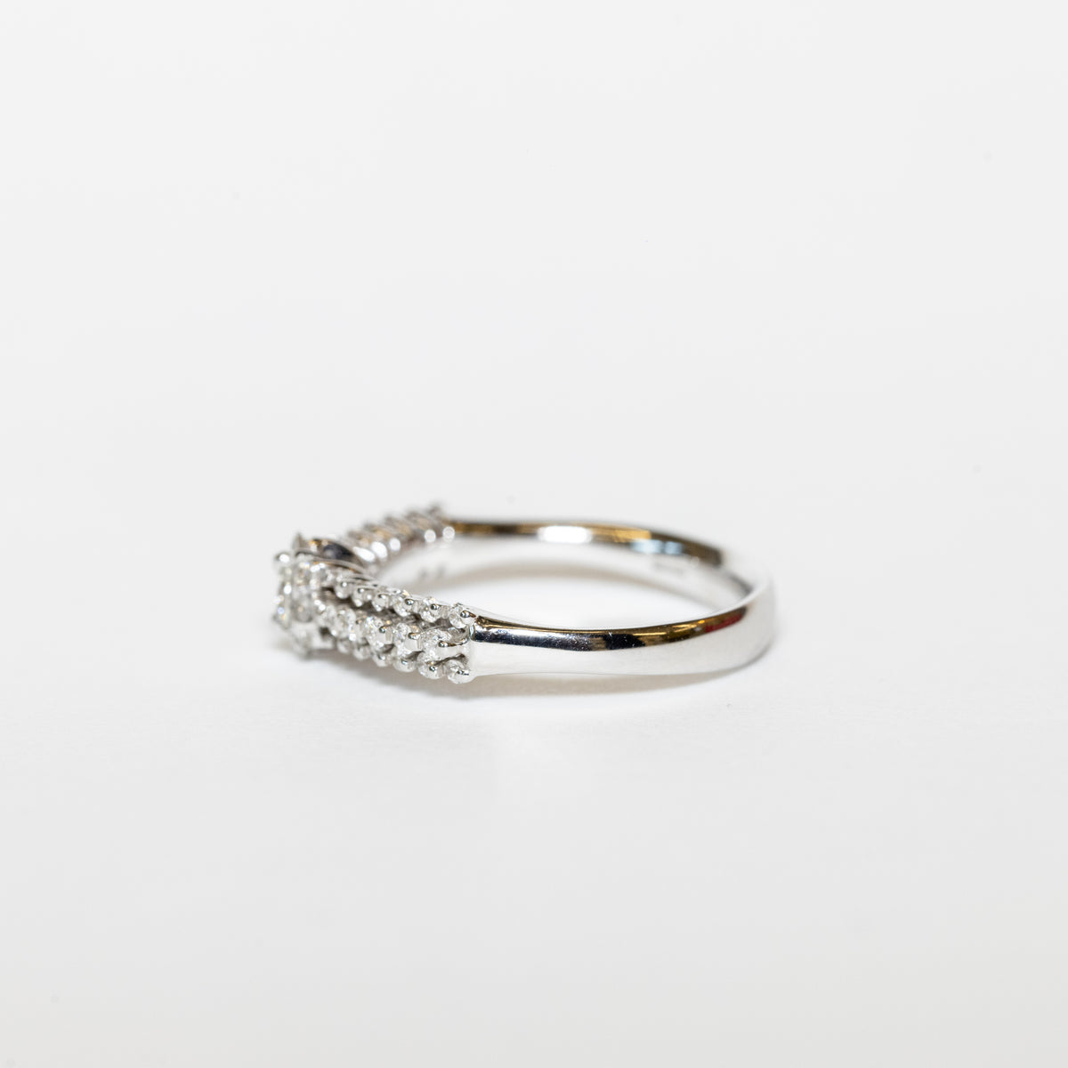 18KT GOLD DIAMOND BAND RING WITH CENTRAL DIAMOND TOTAL CARAT 0.57 CT