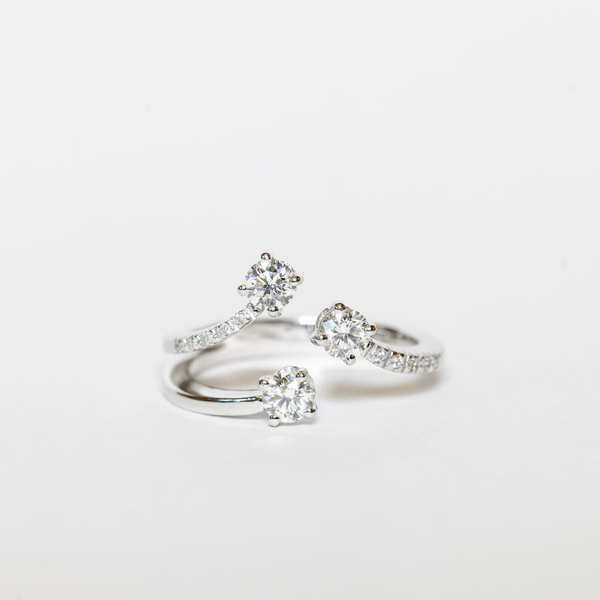 Anello Trilogy Fantasia In Oro Bianco 18 CT E Diamanti