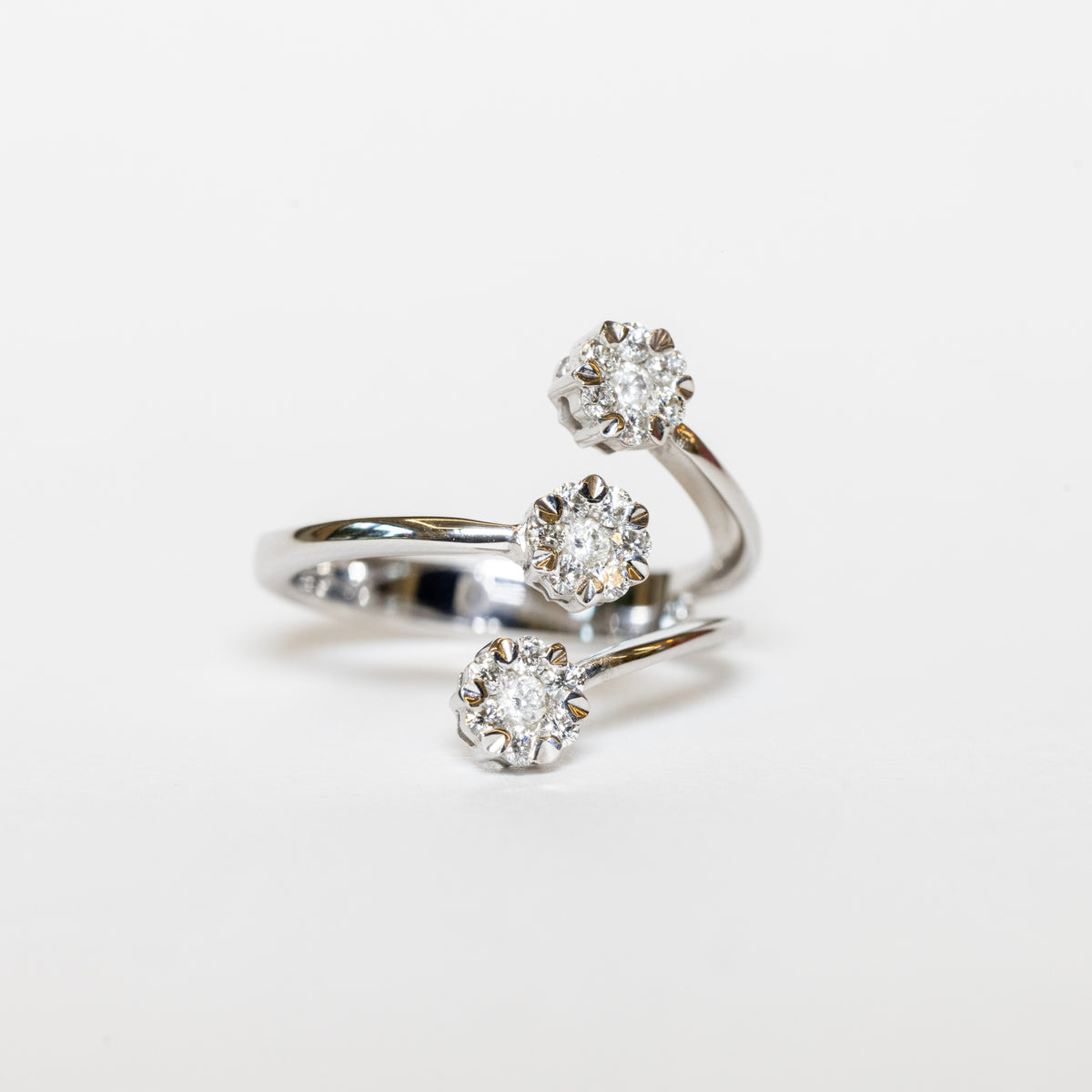 Trilogy Ring Fantasy Of Flowers Pavè In 18 Kt White Gold And Diamonds