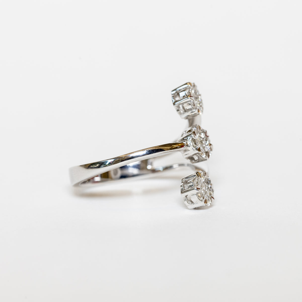 Trilogy Ring Fantasy Of Flowers Pavè In 18 Kt White Gold And Diamonds