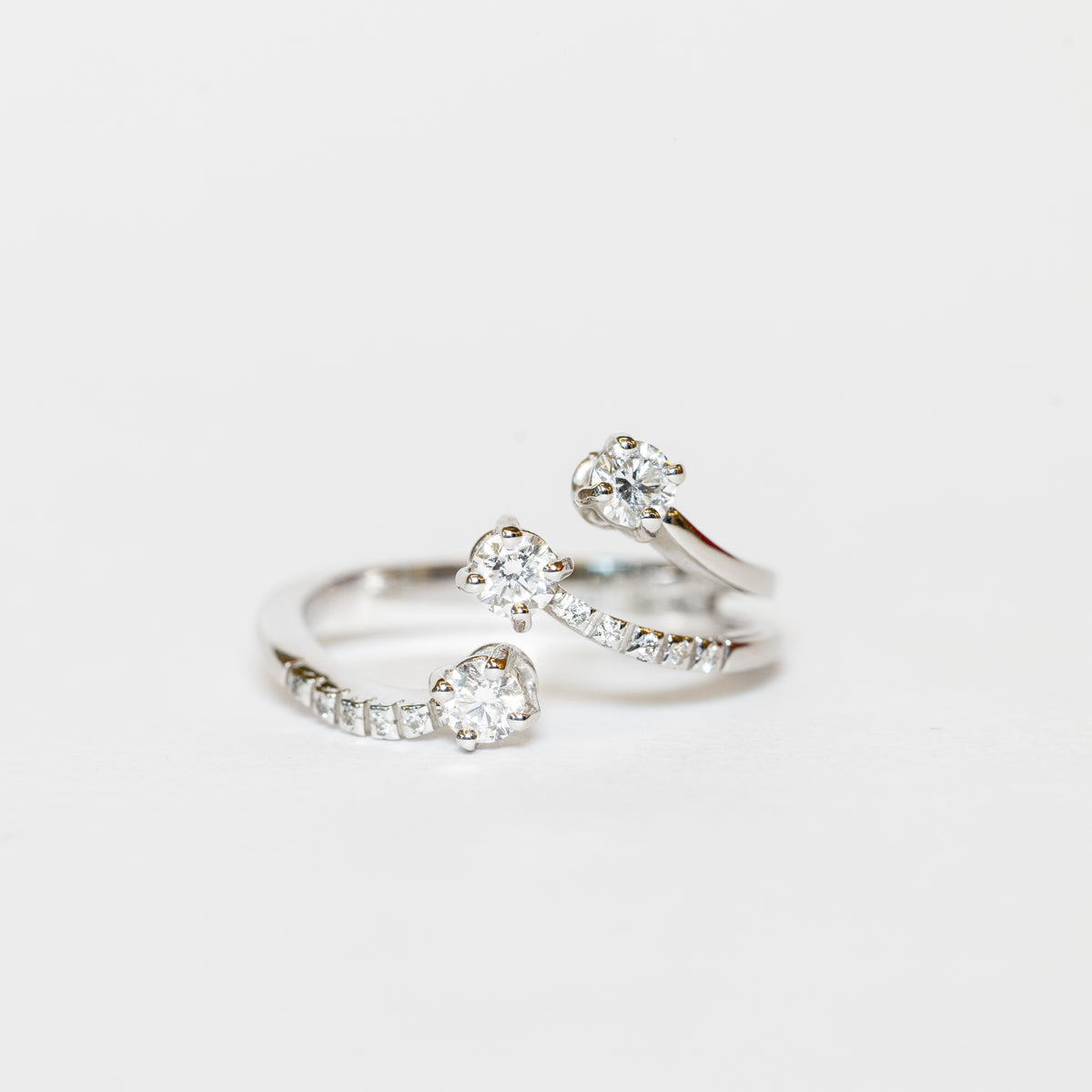 Anello Trilogy Asimmetrico In Oro Bianco 18 Kt E Diamanti