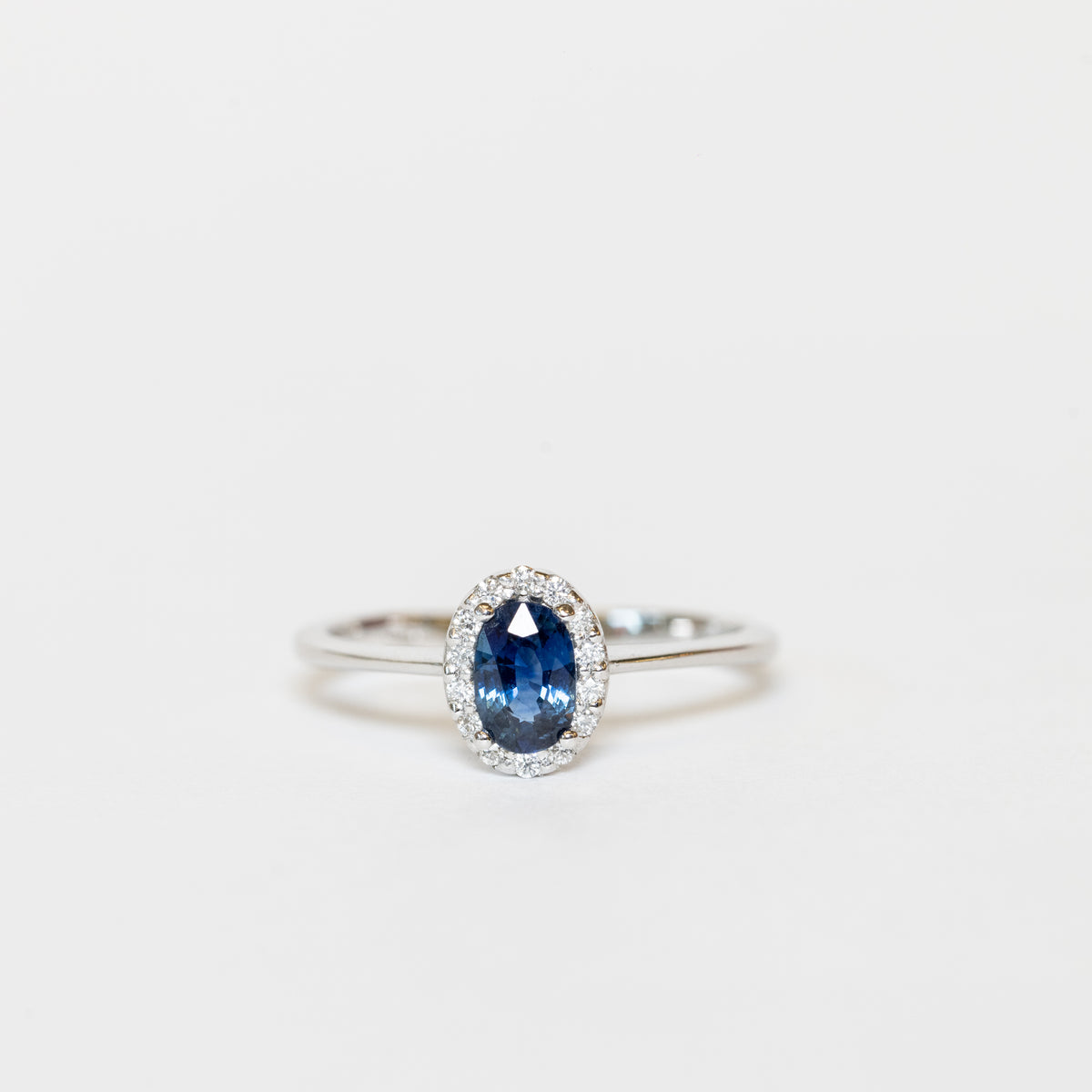 Anello In Oro Bianco 18 KT Con Zaffiro Ovale E Giro Di Diamanti