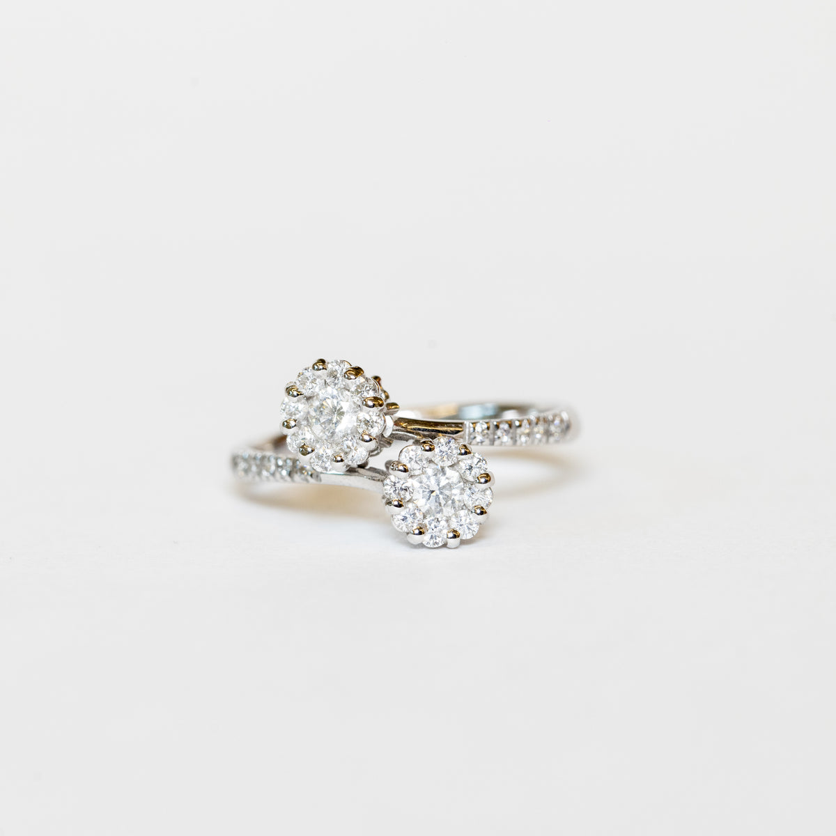 Anello Contrariè in Oro Bianco 18TK in Pavè di diamanti