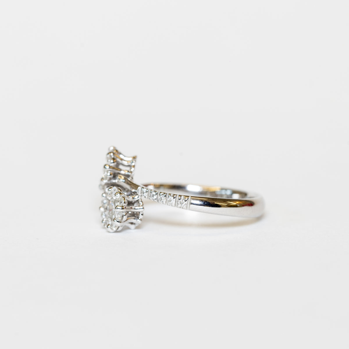 Contrariè Ring in 18K White Gold with Diamond Pavè