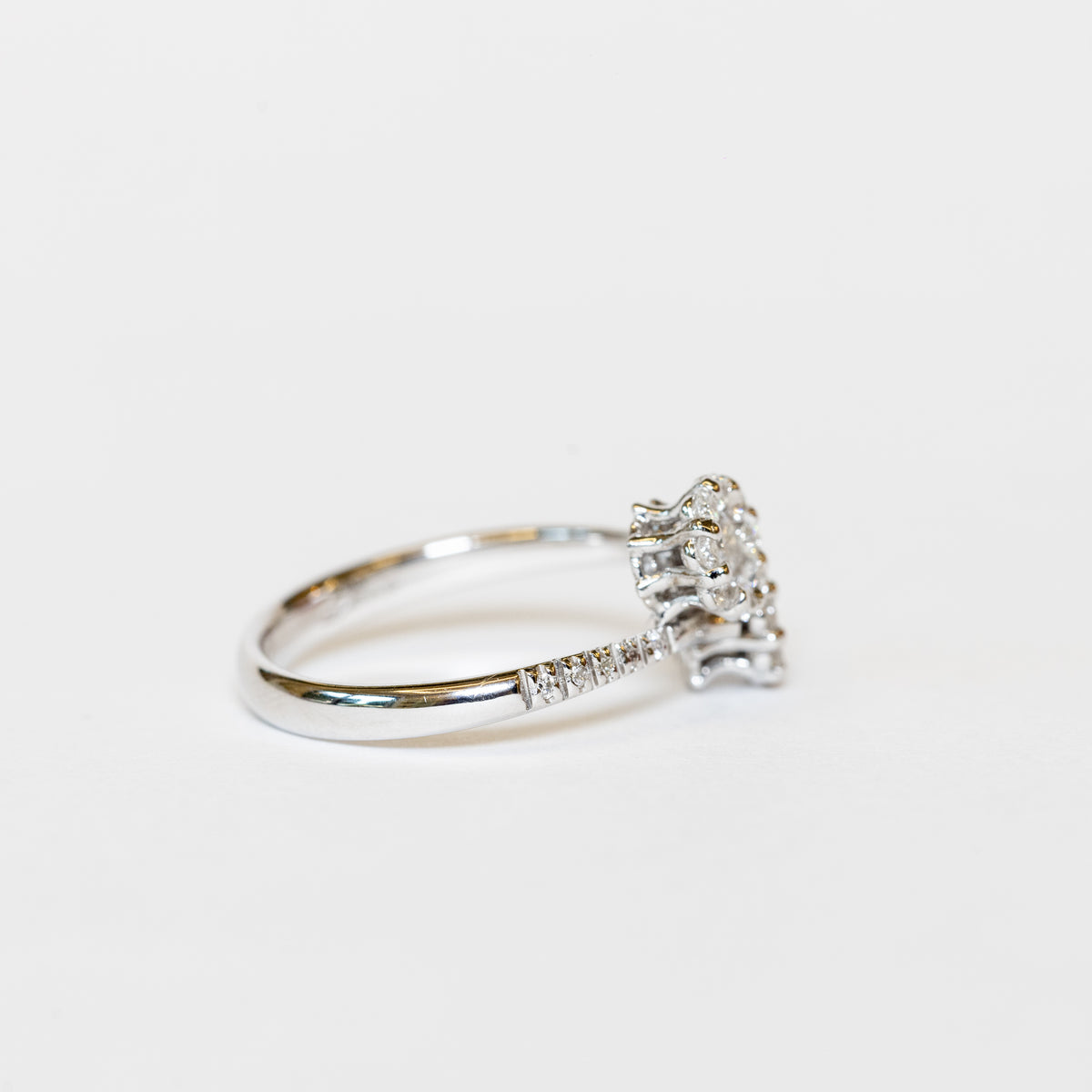 Contrariè Ring in 18K White Gold with Diamond Pavè
