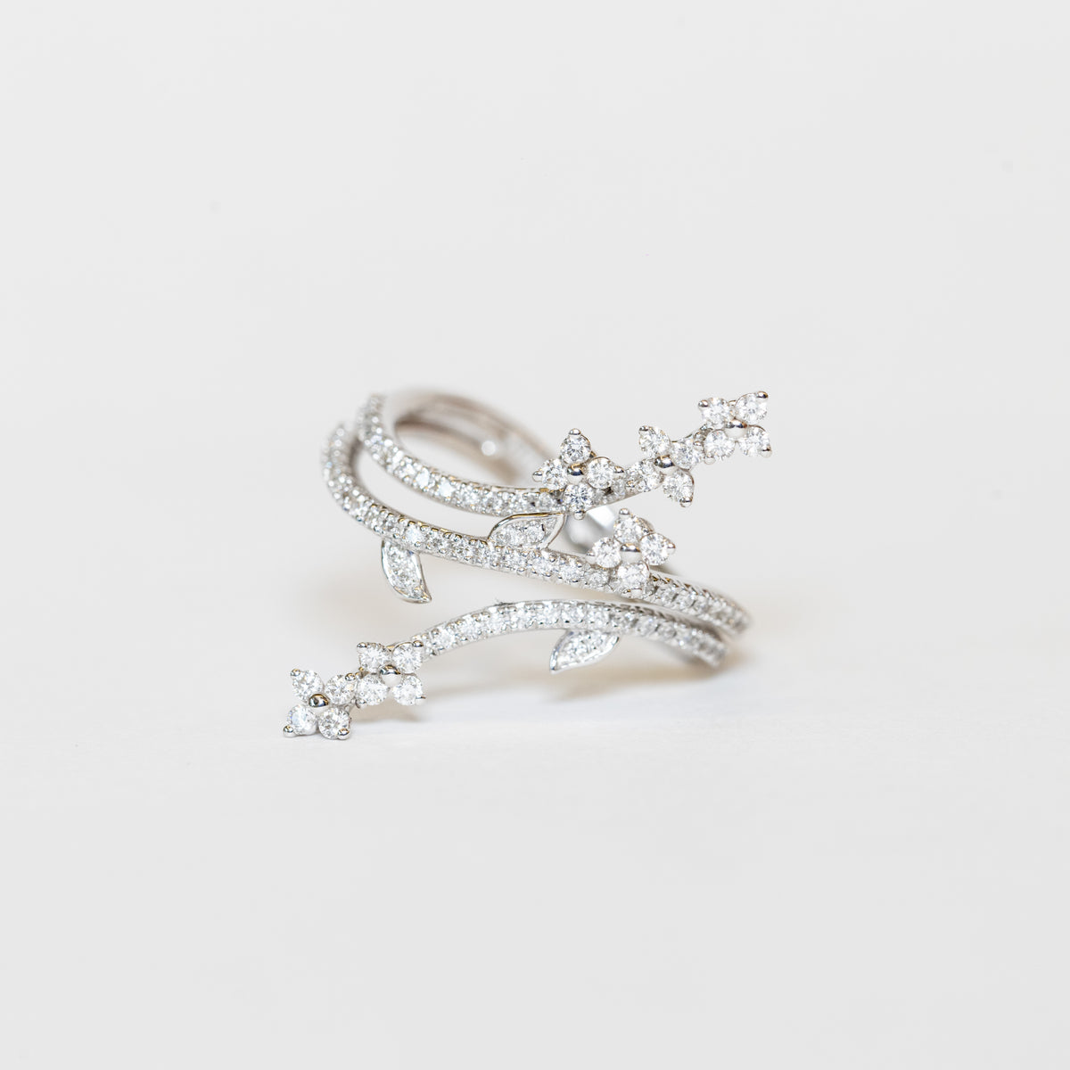 Anello Fantasia Germoglio Fiorito in Oro Bianco 18KT con Diamanti Rotondo Brillanti