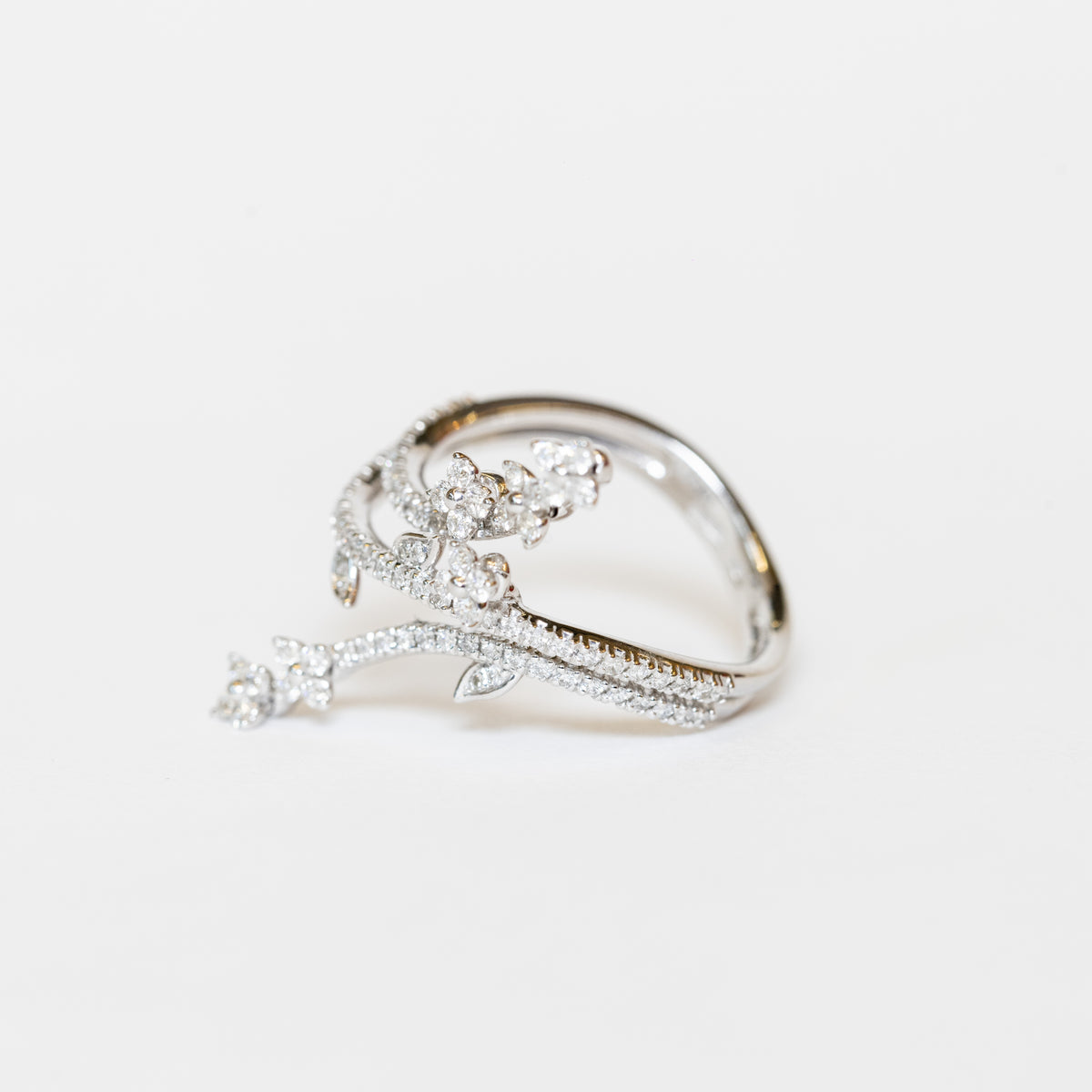 Anello Fantasia Germoglio Fiorito in Oro Bianco 18KT con Diamanti Rotondo Brillanti