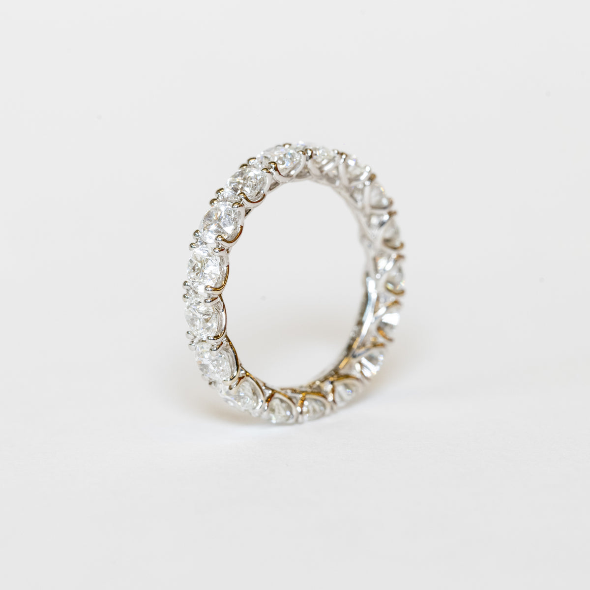 Anello Girodito in Oro Bianco 18KT con Diamanti Forma Rotondo Brillante