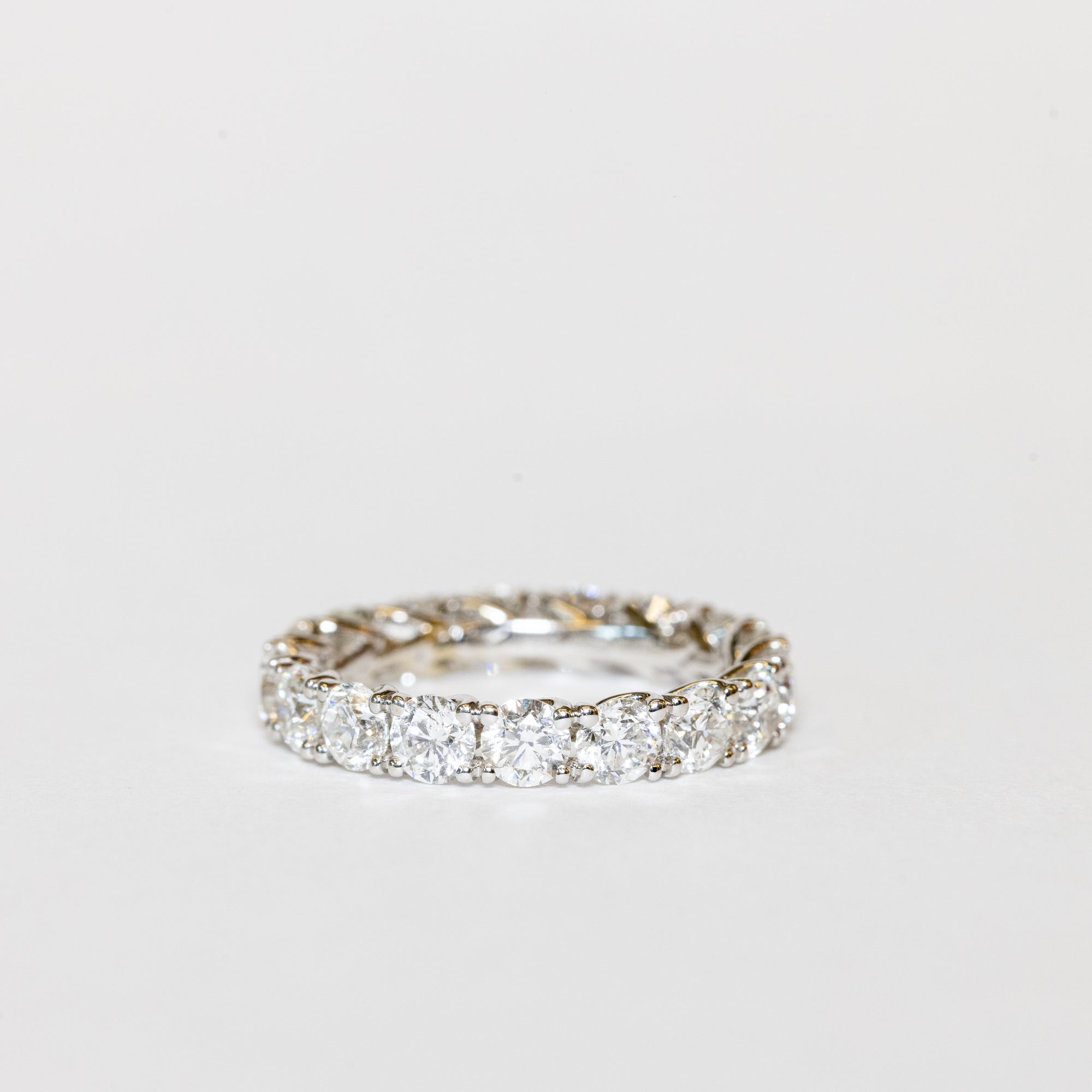 Anello Girodito in Oro Bianco 18KT con Diamanti Forma Rotondo Brillante