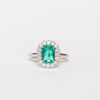 Anello in Oro Bianco 18KT con Smeraldo Forma Emerald e contorno di Diamanti