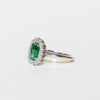 Anello in Oro Bianco 18KT con Smeraldo Forma Emerald e contorno di Diamanti