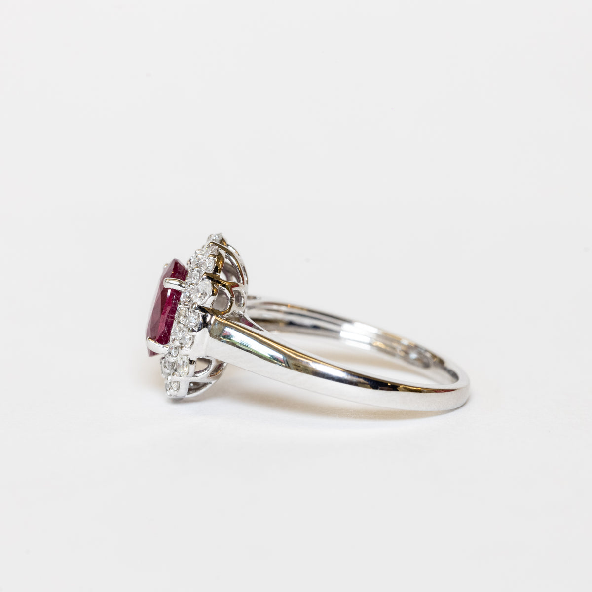 Anello in Oro Bianco 18KT con Rubino Forma Ovale e Diamanti