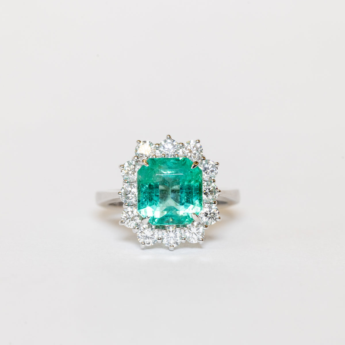 Anello In Oro Bianco 18 Kt Con Smeraldo Taglio Cuscino E Giro Di Diamanti