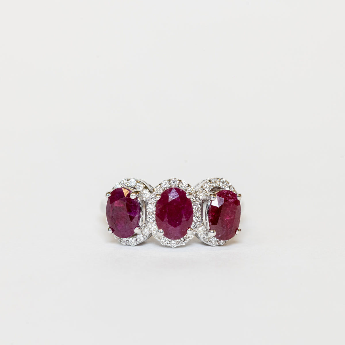 Anello Trilogy in Oro Bianco 18KT con Rubini Forma Ovale e Diamanti