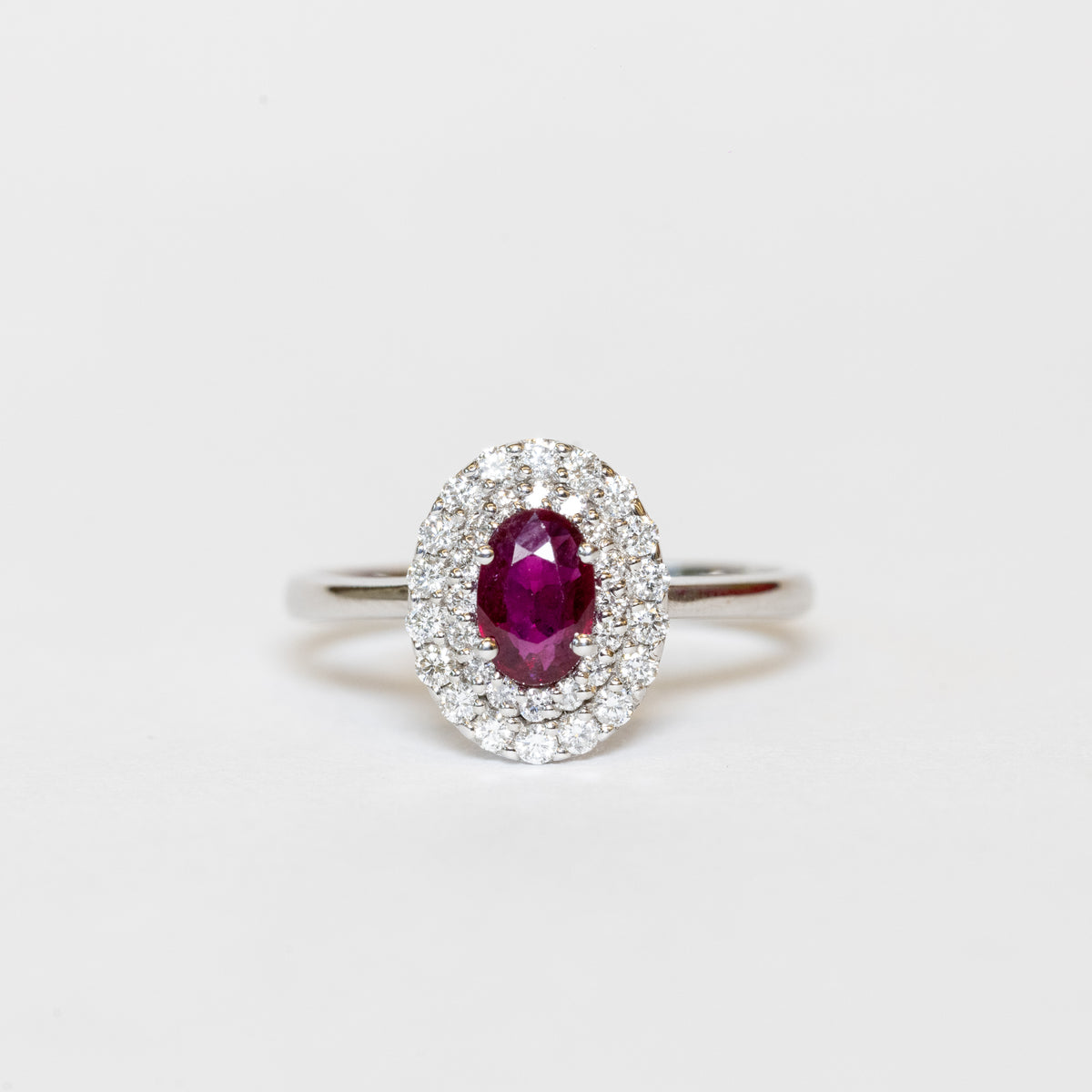 Anello in Oro Bianco 18KT con Rubino forma Ovale e doppio contorno in Diamanti