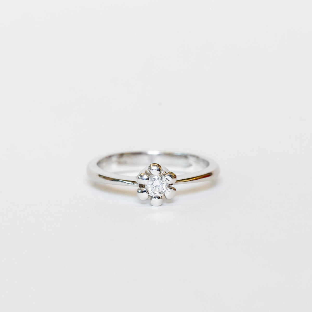 Anello Solitario Forma Margherita In Oro Bianco 18 Kt E Diamante