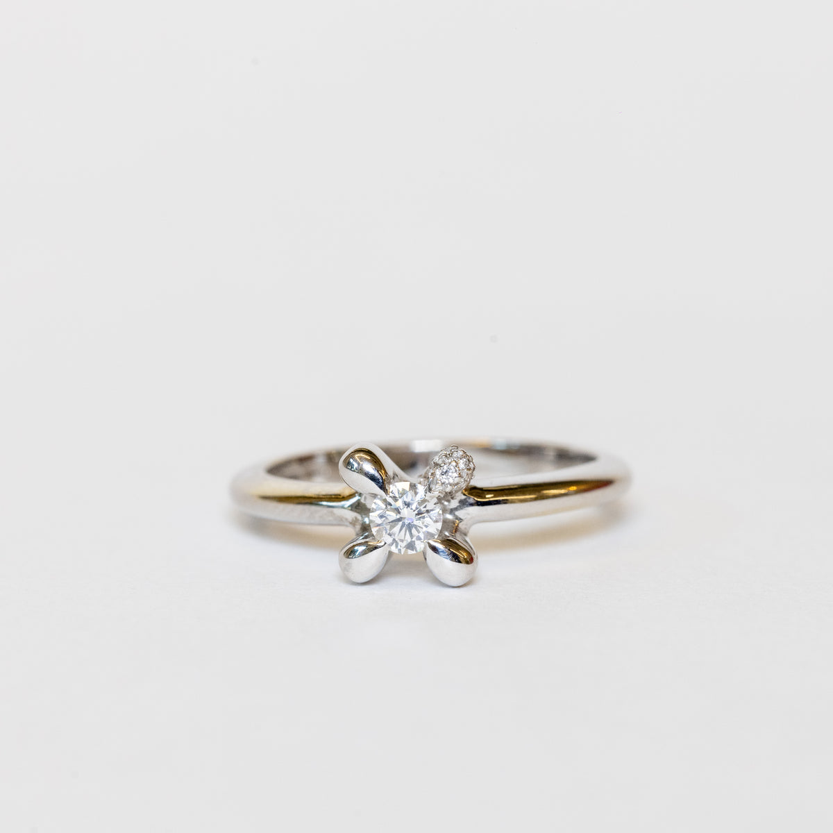 Anello Solitario In Oro Bianco 18 Kt Con Diamante E Griffa In Pavé
