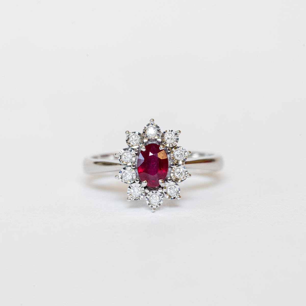 Anello In Oro Bianco 18 Kt Con Rubino Ovale E Giro Di Diamanti