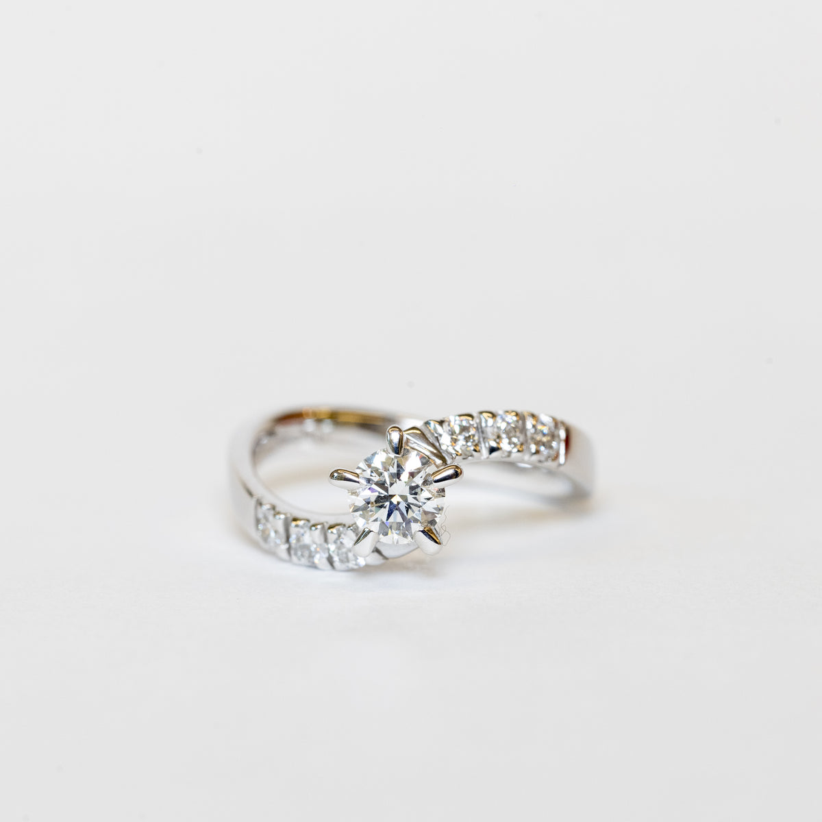 anello solitario bypass in oro bianco e diamanti