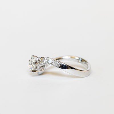 anello solitario bypass in oro bianco e diamanti