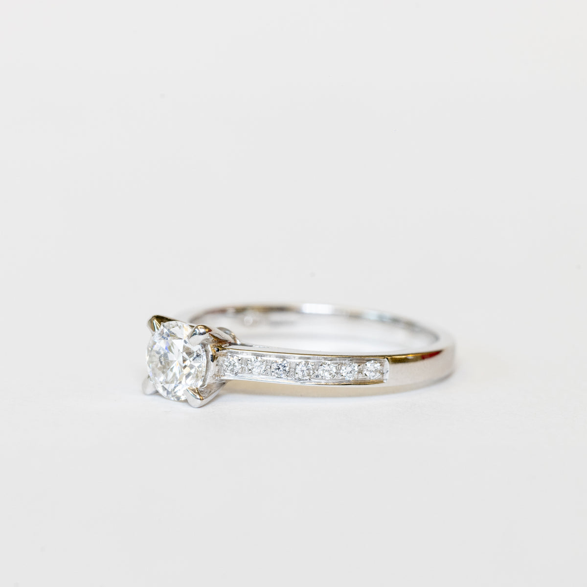 18K White Gold Solitaire Ring With Central Diamond And Side Pavè
