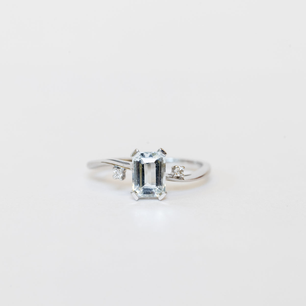Anello In Oro Bianco 18 Kt Con Acquamarina Taglio Emerald E Diamanti