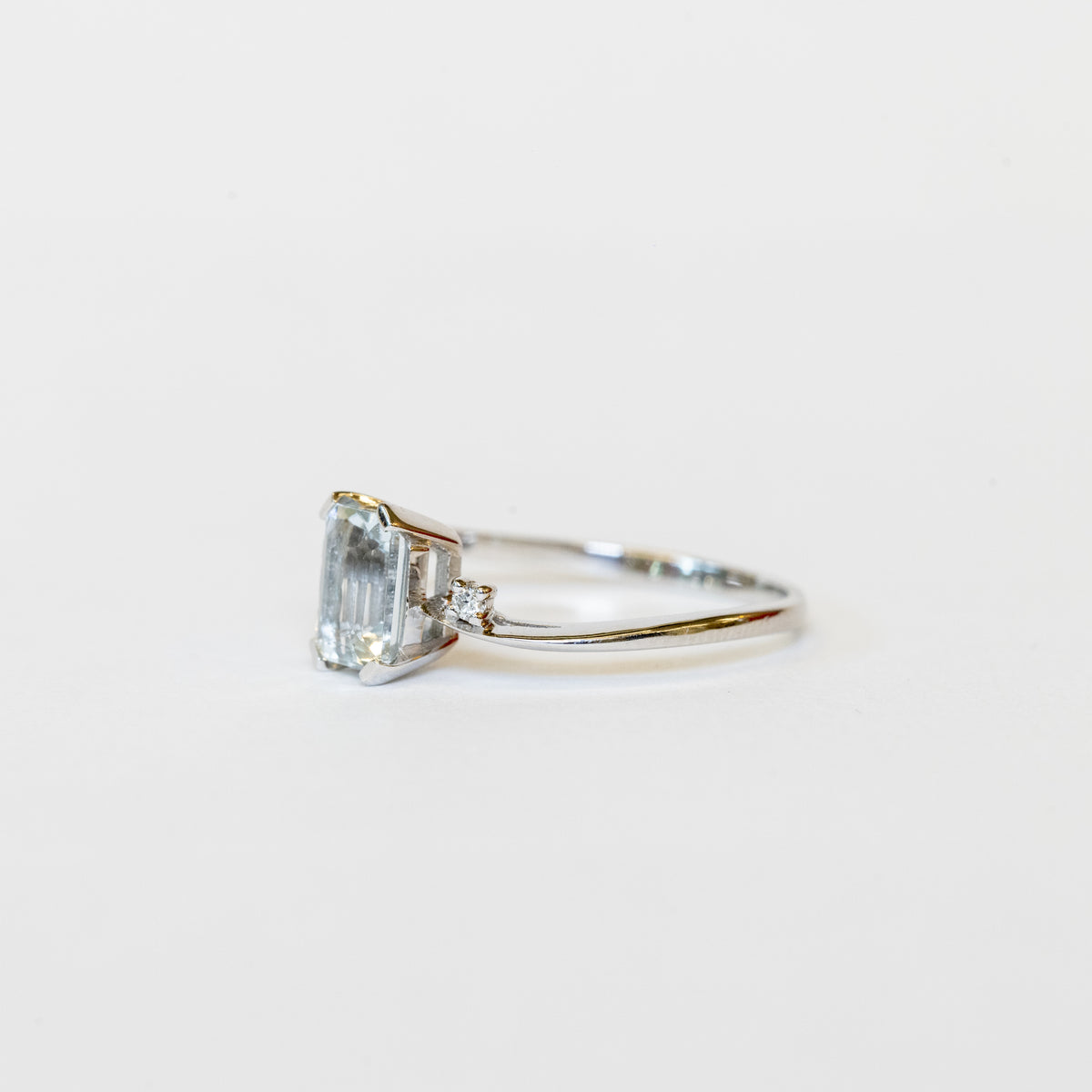 Anello In Oro Bianco 18 Kt Con Acquamarina Taglio Emerald E Diamanti