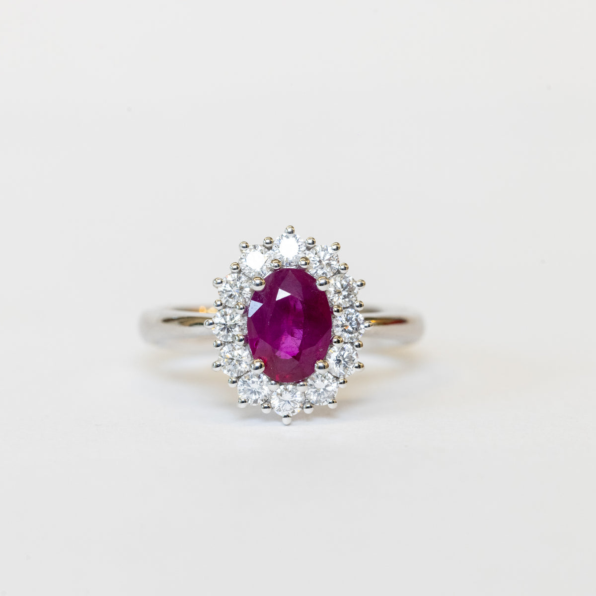 Anello In Oro Bianco 18 Kt Con Rubino Ovale E Giro Di Diamanti