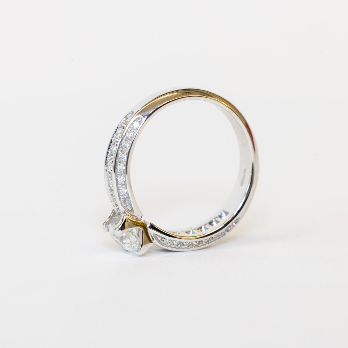 18K White Gold Solitaire Ring With Central Stone And Pavé Setting