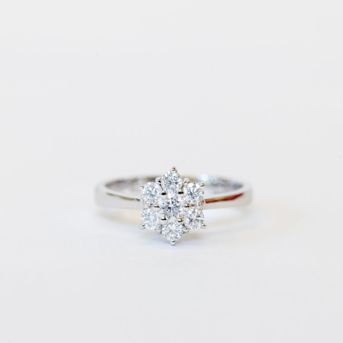 Anello Solitario In Oro Bianco 18 Kt Con Fiore In Pavé Di Diamanti